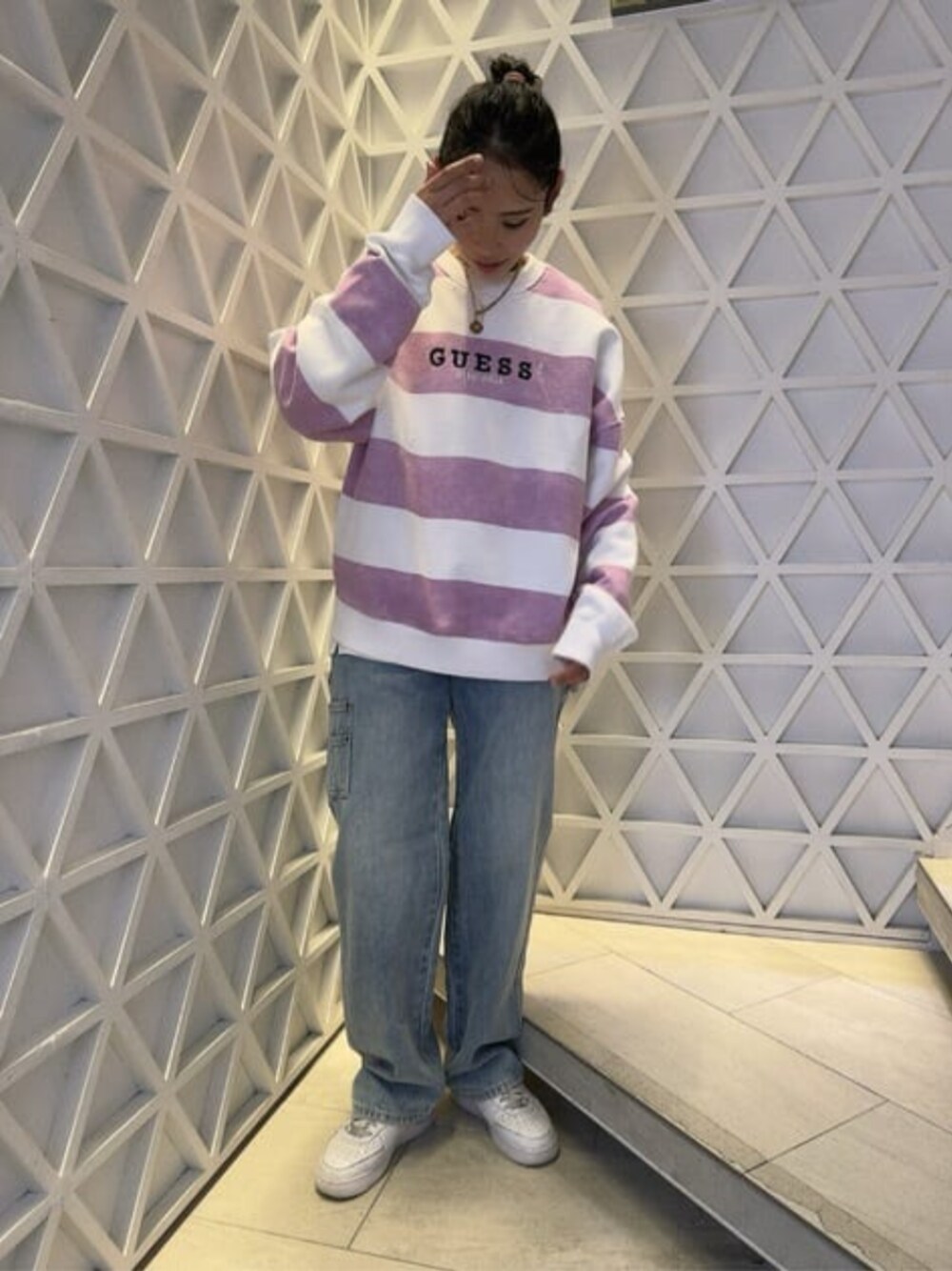 「guess、GUESS Originals、ルーズシルエット」｜「GuessのGUESS Originals Denim Carpenter Pant（デニムパンツ、ブルー系）」を使った、GUESS JAPANさん（レディース・169cm）の春コーディネートの1枚目の写真