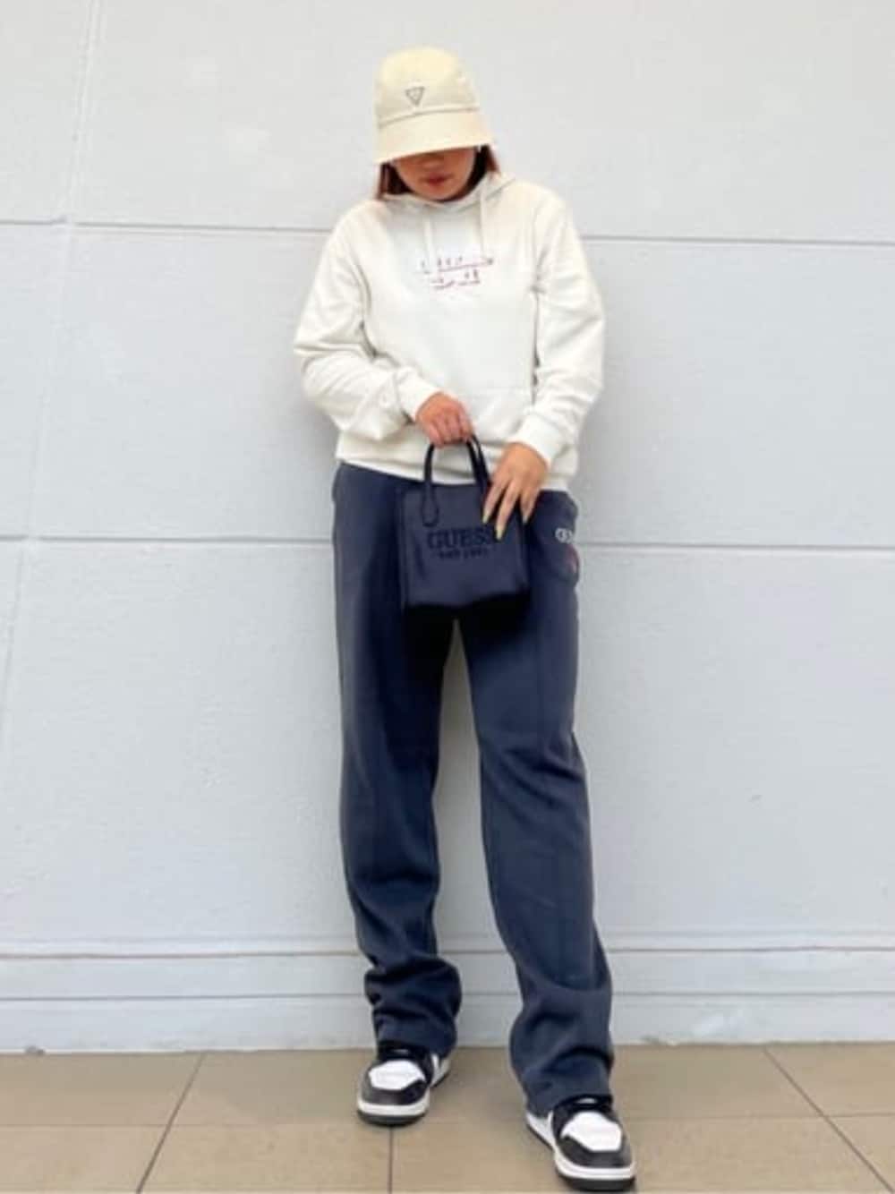 「guess、GUESS、カジュアル、カジュアルコーデ、ストリート、ストリートコーデ、ストリートMIX、ロゴパーカー」｜「GuessのGuess1981 Embro Hoodie Sweatshirt（パーカー、ベージュ系）」を使った、GUESS JAPANさん（レディース・166cm）の冬コーディネートの1枚目の写真