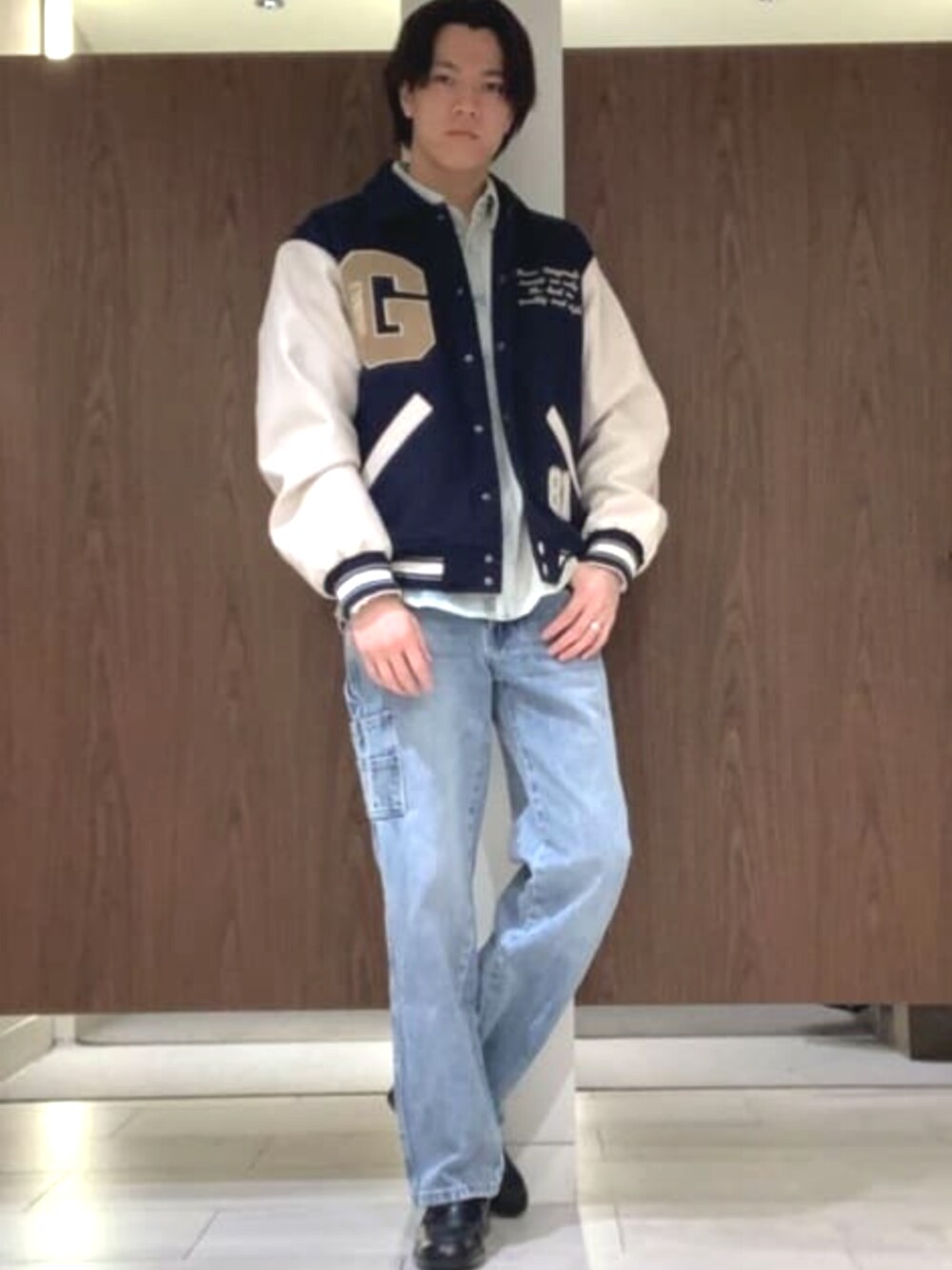 ブルー系のスタジャン、ブルー系のデニムパンツ、ブルー系のデニムジャケットを着用したメンズの春コーディネートの1枚目の写真