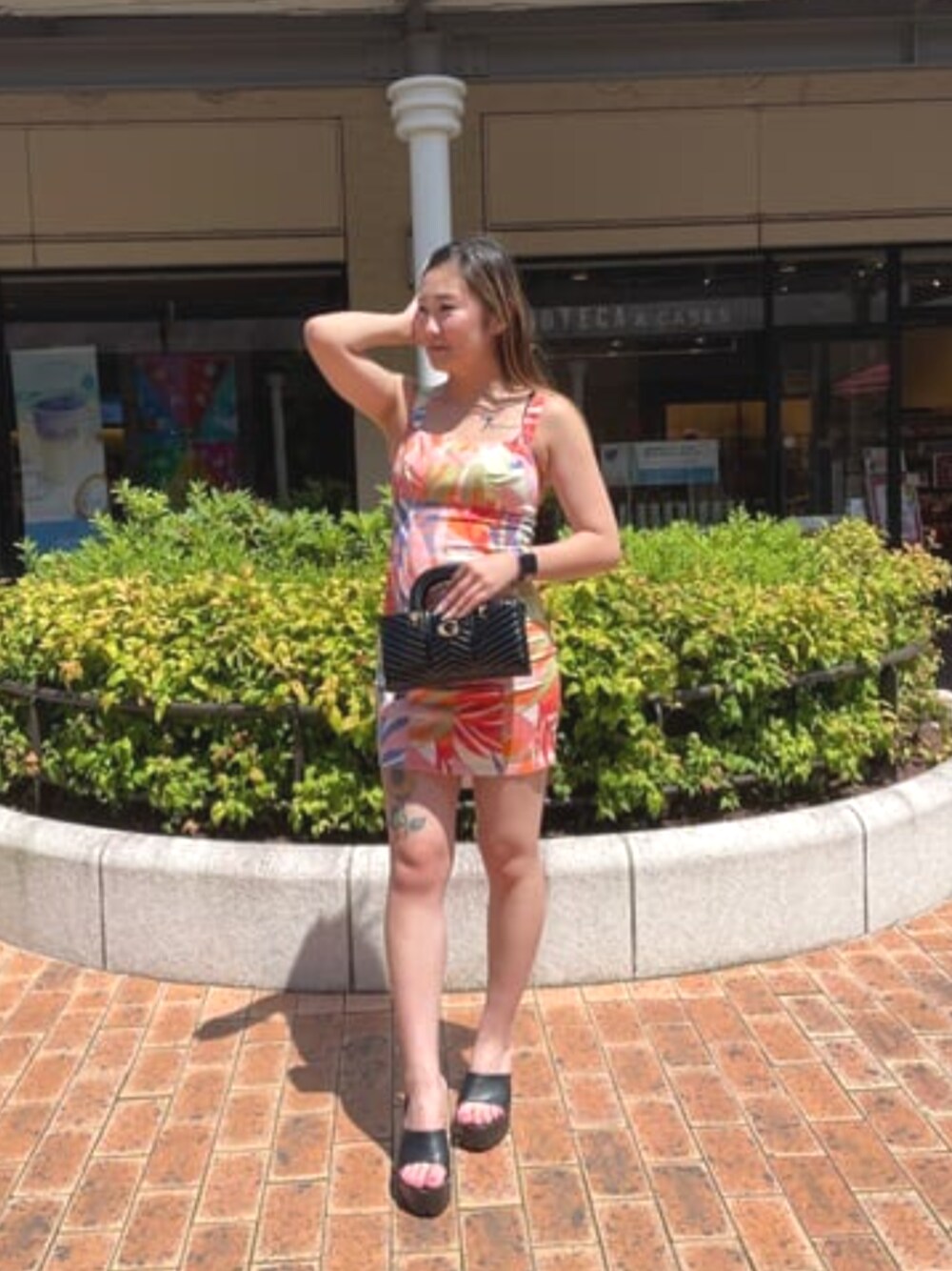 「GUESS、オトナ女子、大人女子、カジュアル、大人カジュアル、きれいめカジュアル、夏コーデ、ワンピース、ボタニカル柄」｜「GuessのEco Brooklyn Printed Denim Dress（ワンピース、その他）」を使った、GUESS JAPANさん（レディース・162cm）の夏コーディネートの1枚目の写真