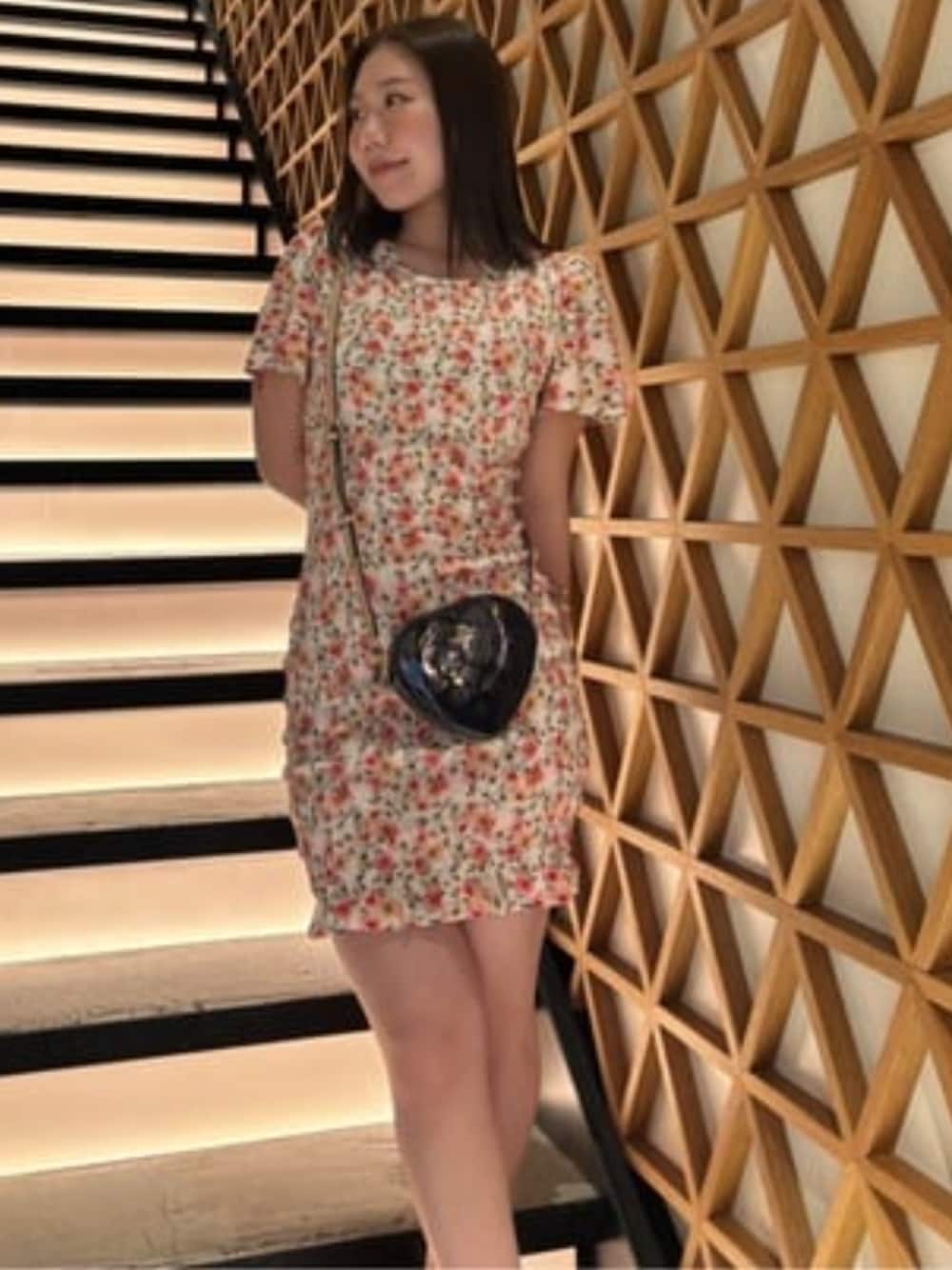 「guess、GUESS、小花柄、小花柄ワンピース、ワンピース、ワンピーススタイル、春コーデ、春、春夏コーデ、ハート、ハートバッグ」｜「GuessのARNELA Mini Heart Bag ショルダーバッグ（ショルダーバッグ、ブラック系）」を使った、GUESS JAPANさん（レディース・155cm）の春コーディネートの1枚目の写真