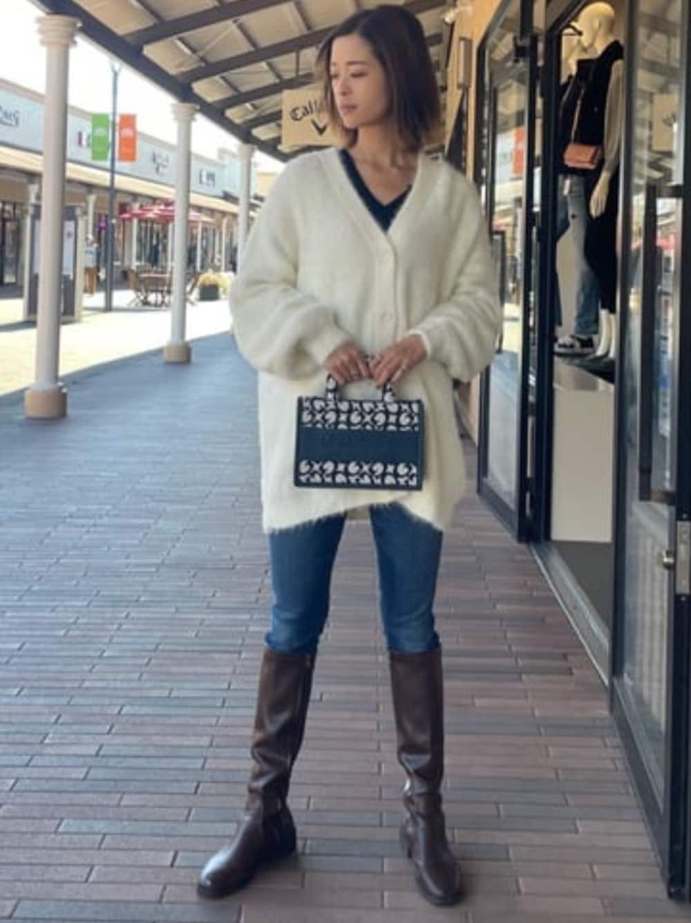 「guess、GUESS、カーディガン、カーディガンコーデ、カジュアル、カジュアルコーデ、ミニトート」｜「GuessのSahar Fuzzy Cardigan Sweater（カーディガン/ボレロ、ホワイト系）」を使った、GUESS JAPANさん（レディース・163cm）の冬コーディネートの1枚目の写真