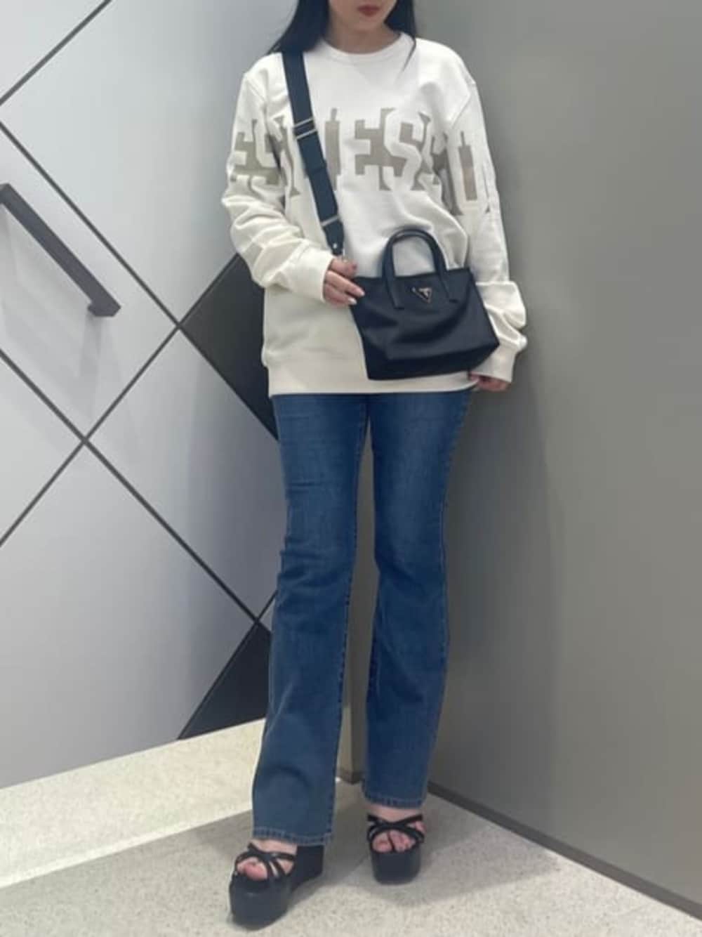「guess、GUESS、ロゴスウェット、秋冬コーデ、シンプルスタイル、ミニトート」｜「GuessのM-Tone Flare Brush Cut Denim Pants（デニムパンツ、ブルー系）」を使った、GUESS JAPANさん（レディース・159cm）の秋コーディネートの1枚目の写真