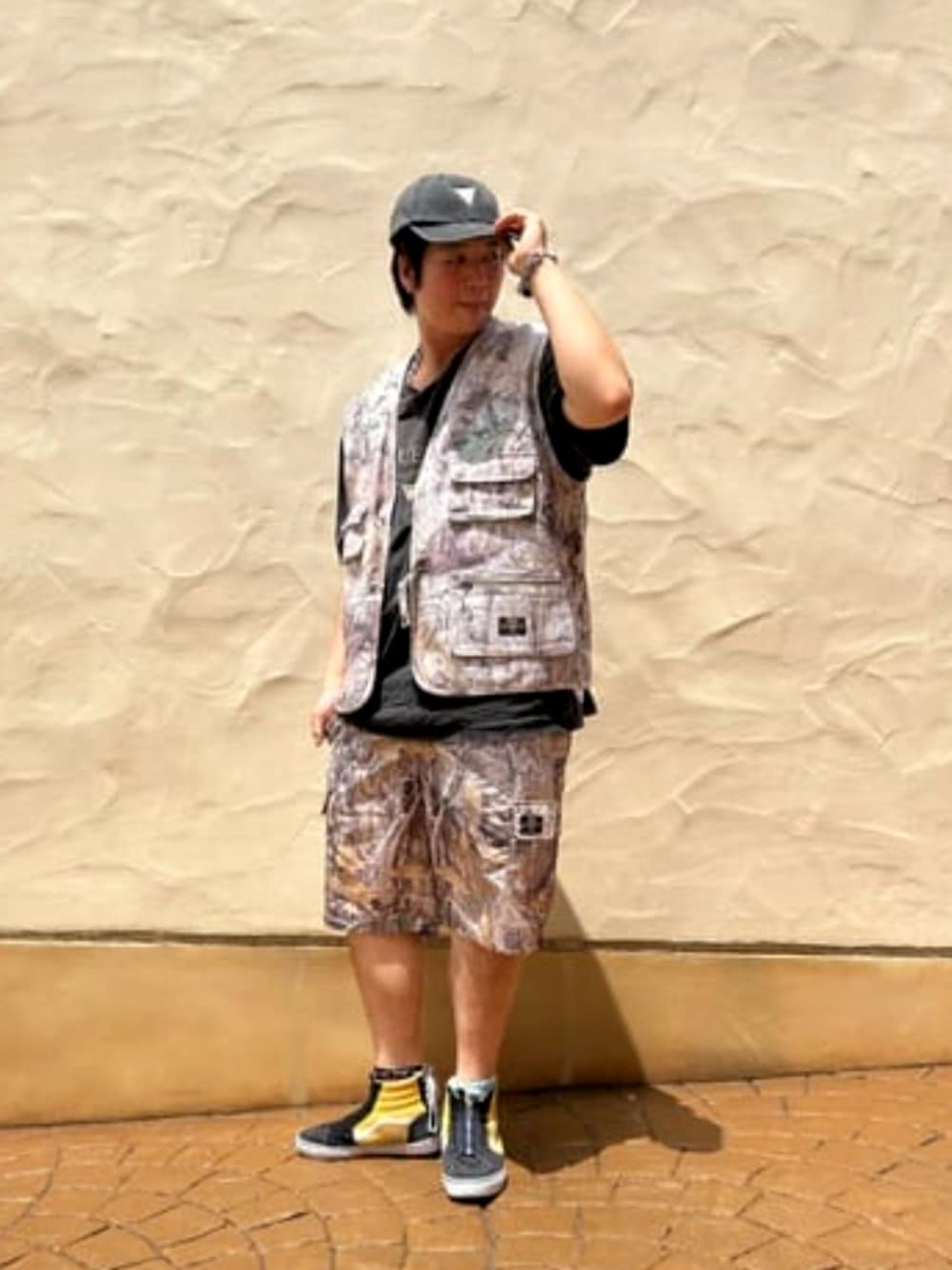 「GUESS、カジュアル、ロゴT、夏コーデ」｜「GuessのGUESS Originals Washed Triangle Dad Hat 帽子 キャップ（キャップ、ブラック系）」を使った、GUESS JAPANさん（メンズ・178cm）の夏コーディネートの1枚目の写真