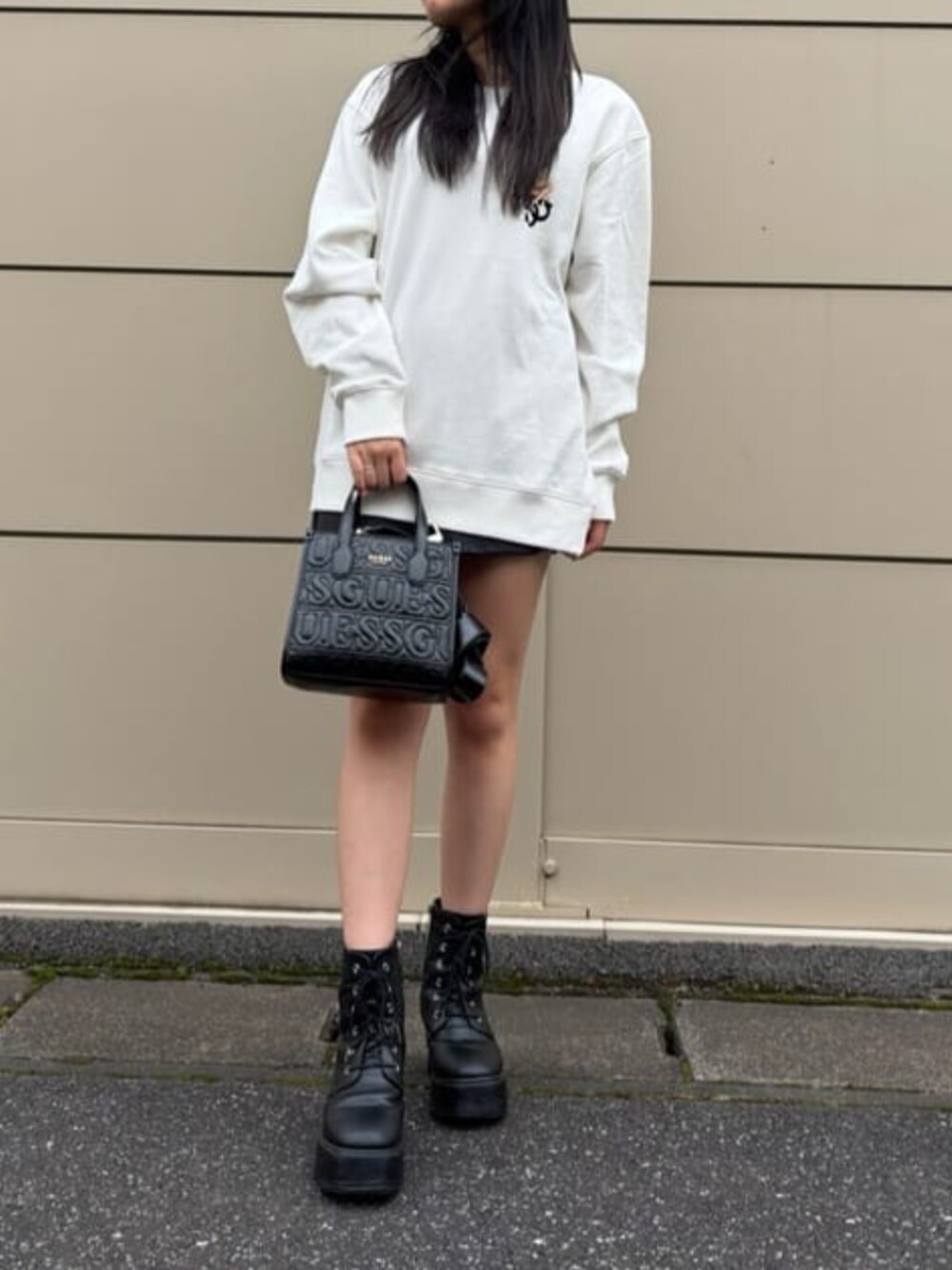「GUESS、guess、ロンT、オーバーサイズ、オーバーサイズシャツ、オーバーサイズＴ、ルーズシルエット」｜「GuessのSILVANA 2 Compartmnt Mini Tote（トートバッグ、ブラック系）」を使った、GUESS JAPANさん（レディース・156cm）の冬コーディネートの1枚目の写真