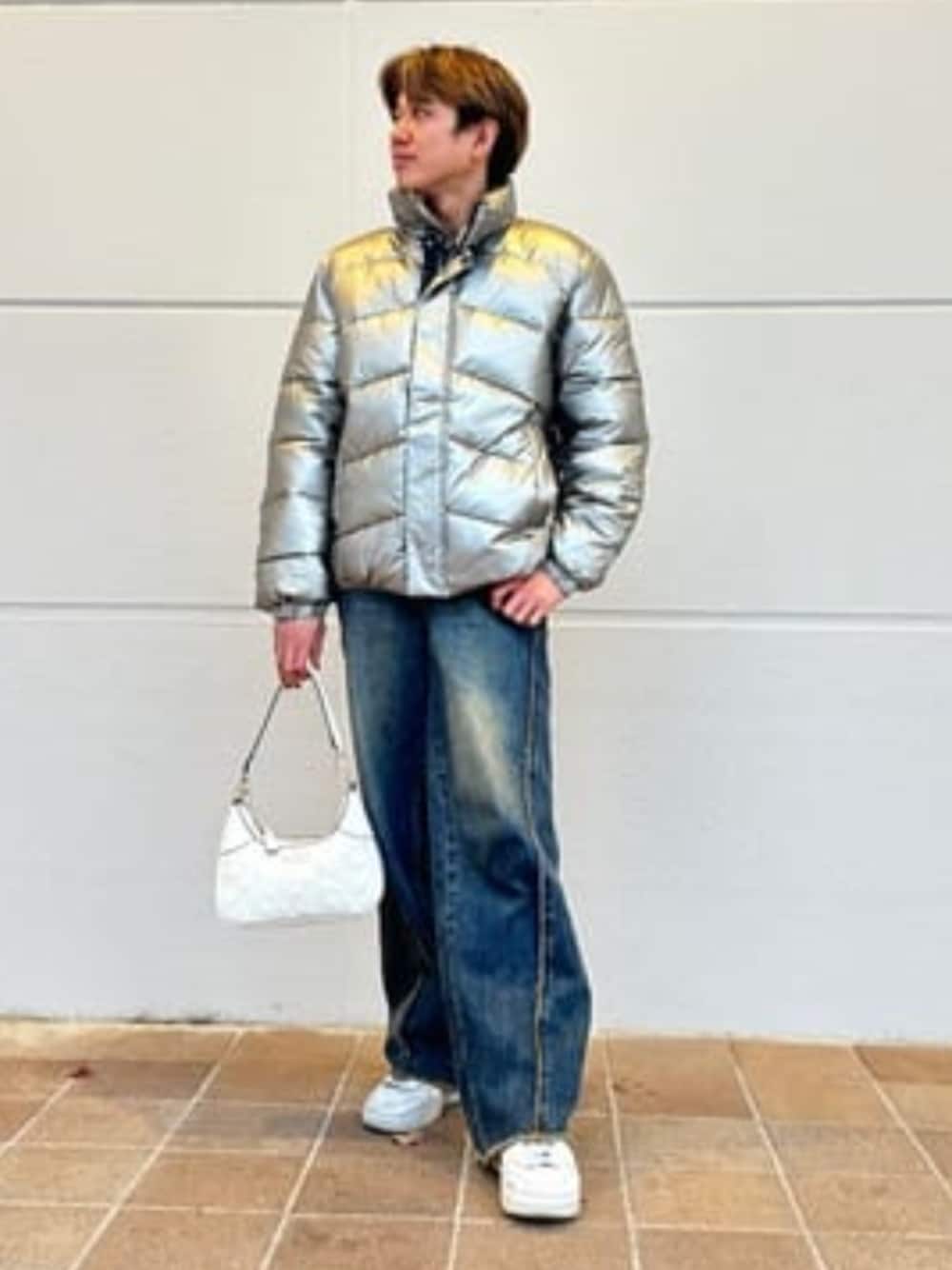 グレー系のその他アウター、ブルー系のデニムパンツ、ホワイト系のショルダーバッグを着用したメンズの冬コーディネートの1枚目の写真