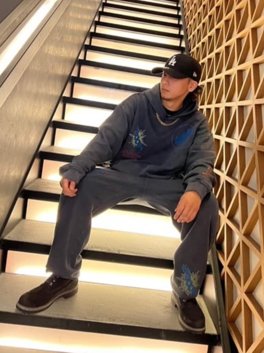 「バットマン、アメコミ、スウェット、パーカー、セットアップ、ストリート、guess」｜「GuessのGUESS Originals x Batman Graphic Hoodie（パーカー、ブラック系）」を使った、GUESS JAPANさん（メンズ・169cm）の秋コーディネートの1枚目の写真