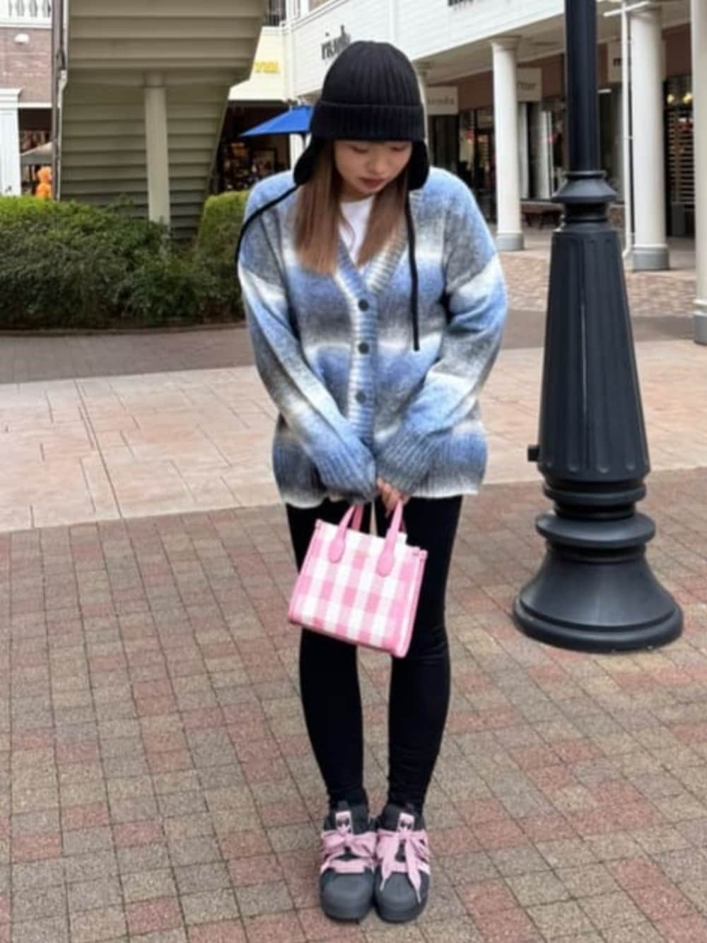 「guess、GUESS、カジュアル、カジュアルコーデ、カーディガン、カーディガンコーデ、春コーデ、春、スキニーデニム、スキニー、スキニーパンツ」｜「GuessのGUESS Originals Oversized Knit Cardigan（カーディガン/ボレロ、ブルー系）」を使った、GUESS JAPANさん（レディース・156cm）の春コーディネートの1枚目の写真