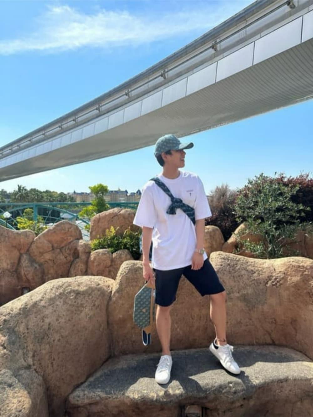 ホワイト系のTシャツ/カットソー、ブルー系のシャツ/ブラウス、ブルー系のその他パンツを着用したメンズの夏コーディネートの1枚目の写真