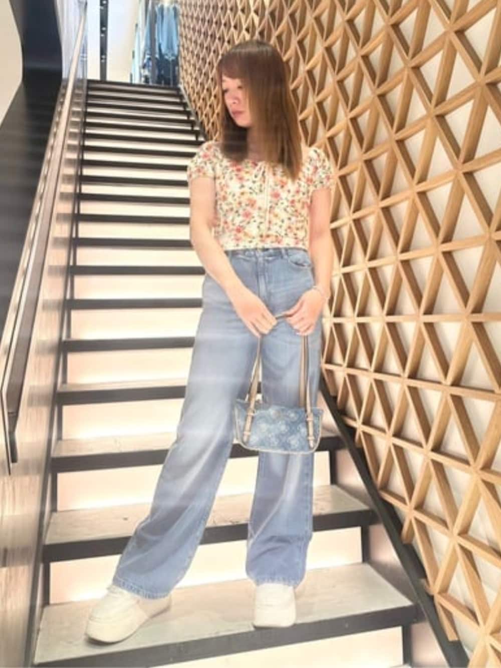 「guess、GUESS、小花柄、小花柄ブラウス、パフスリーブ、ワイドデニム、ハイウエスト、ハイウエストデニム、春コーデ、春、春夏コーデ、夏コーデ、夏、ガーリー、ガーリーカジュアル」｜「GuessのWIDE Leg Braided デニムパンツ ワイド（デニムパンツ、ブルー系）」を使った、GUESS JAPANさん（レディース・161cm）の春コーディネートの1枚目の写真