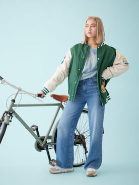「Guess（ゲス）のアイテム（スタジャン）」を使った、GUESS JAPANさん（レディース・164cm）の冬コーディネート