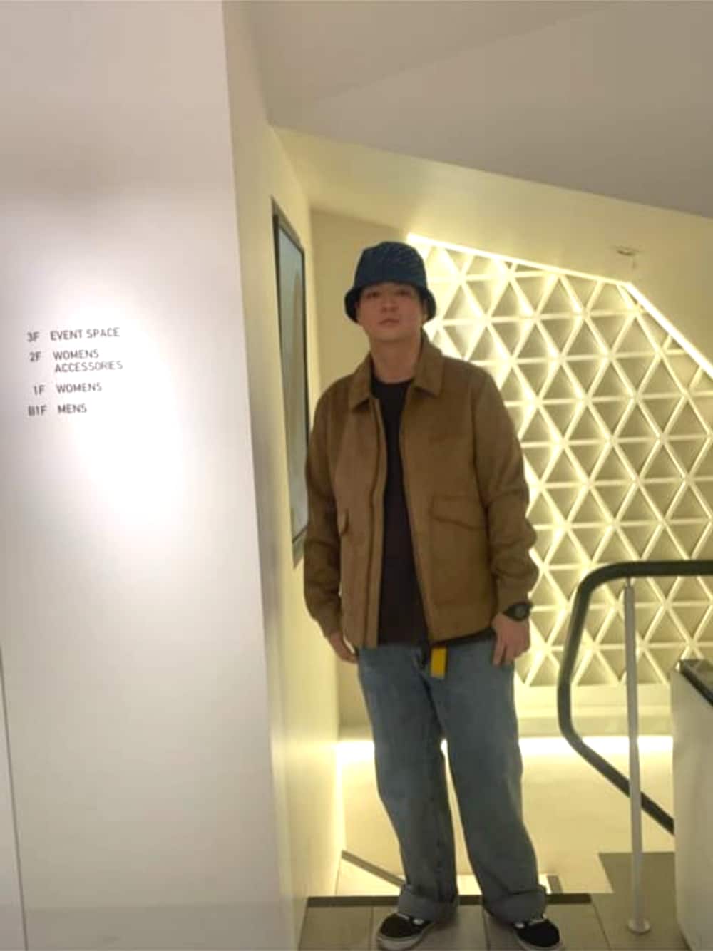 「Guess、春コーデ、バケットハット、デニム」｜「GuessのL Tone Wide Denim Pants（デニムパンツ、ブルー系）」を使った、GUESS JAPANさん（メンズ・178cm）の春コーディネートの1枚目の写真