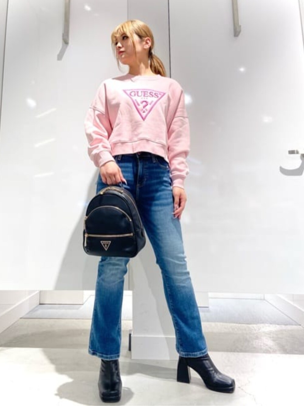 「guess、春コーデ、ロゴスウェット、バックパック」｜「GuessのMANHATTAN Backpack（バックパック/リュック、ブラック系）」を使った、GUESS JAPANさん（レディース・158cm）の春コーディネートの1枚目の写真
