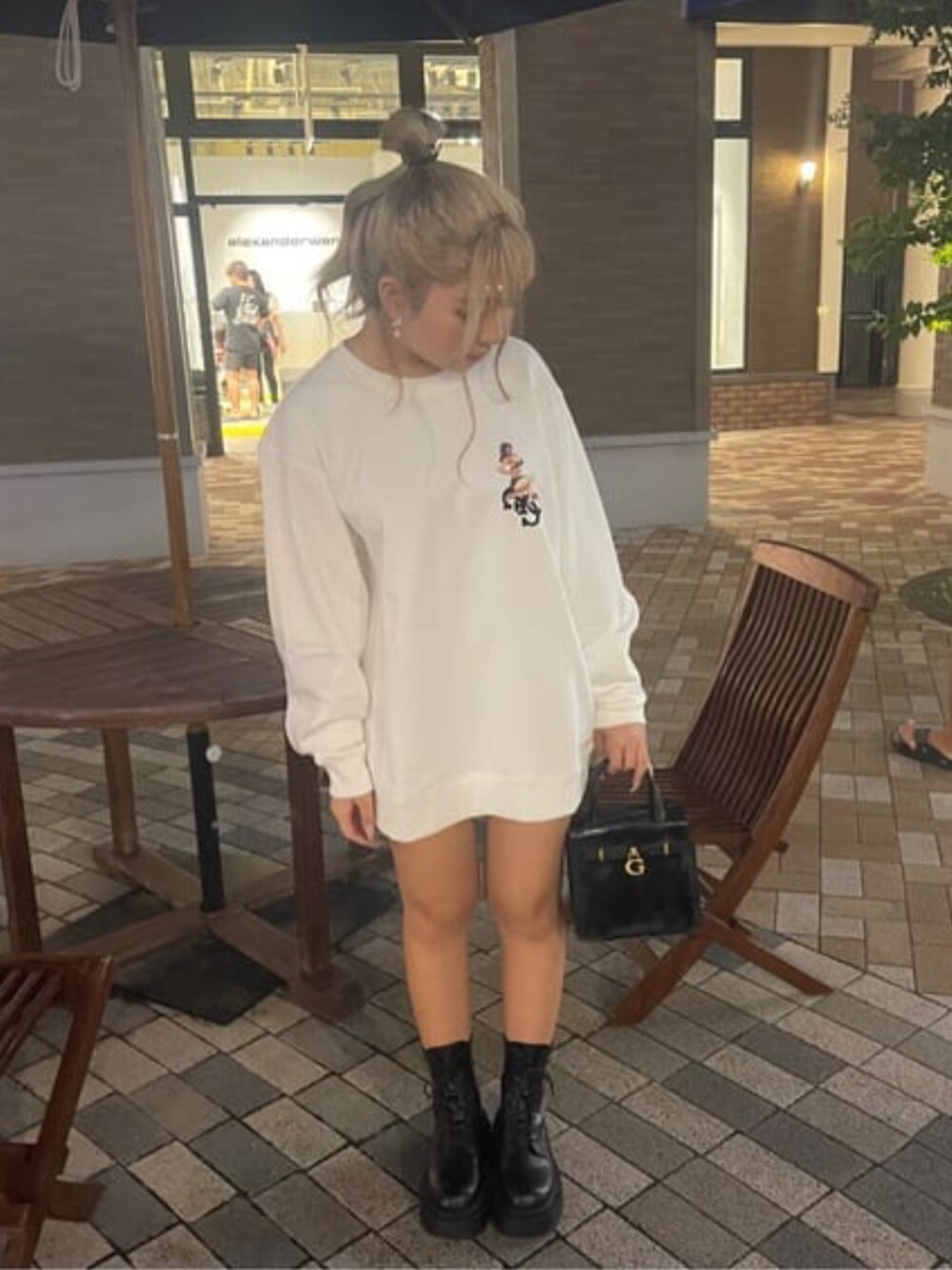 「guess、GUESS、オーバーサイズ、オーバーサイズスウェット、ルーズシルエット、ハンドバッグ」｜「GuessのBERGEN 2 Compartment Mini Tote（トートバッグ、ブラック系）」を使った、GUESS JAPANさん（レディース・157cm）の冬コーディネートの1枚目の写真