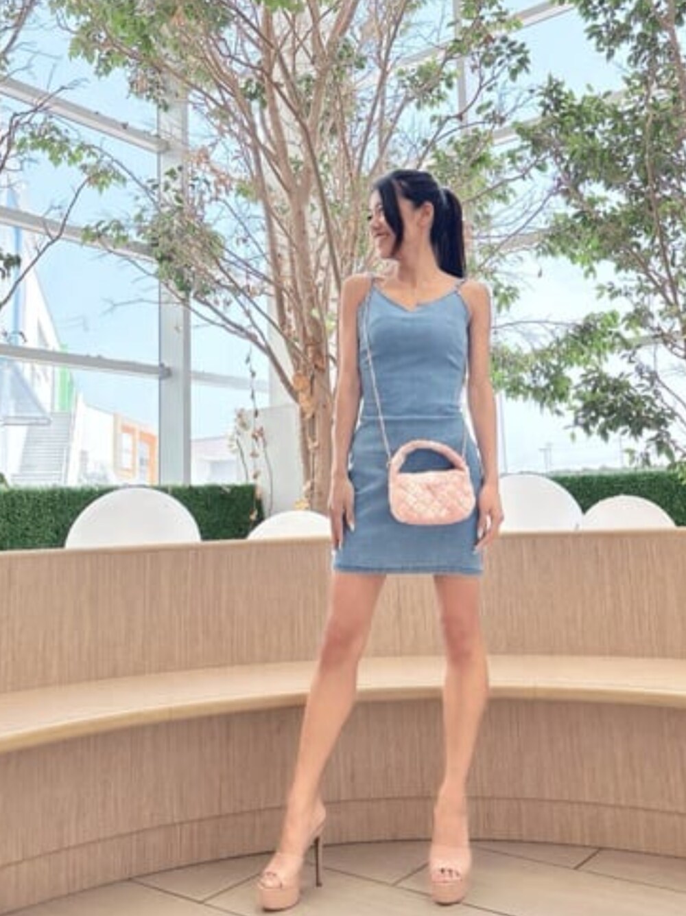 「guess、夏コーデ、デニムドレス」｜「GuessのRIANEE Quilt Mini Hobo（ショルダーバッグ、ピンク系）」を使った、GUESS JAPANさん（レディース・157cm）の春コーディネートの1枚目の写真
