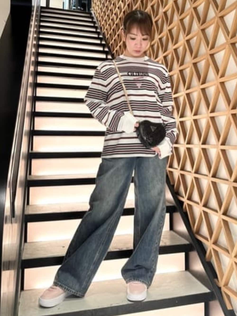 「guess、GUESS、GUESS Originals、ボーダー、ボーダートップス、ルーズシルエット、オーバーサイズ、ハート、ハートバッグ、カジュアル、カジュアルコーデ、春コーデ、春」｜「GuessのGUESS Originals Double Patch Pocket Wide Leg デニムジーンズ ワイド レディース（デニムパンツ、ブルー系）」を使った、GUESS JAPANさん（レディース・161cm）の春コーディネートの1枚目の写真