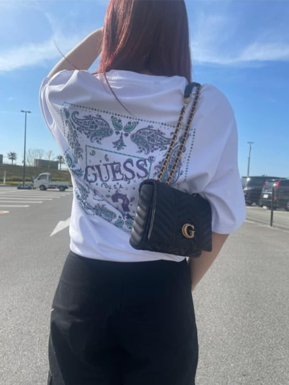 ブラック系のカーゴパンツ、ホワイト系のTシャツ/カットソーを着用したレディースの春コーディネートの1枚目の写真