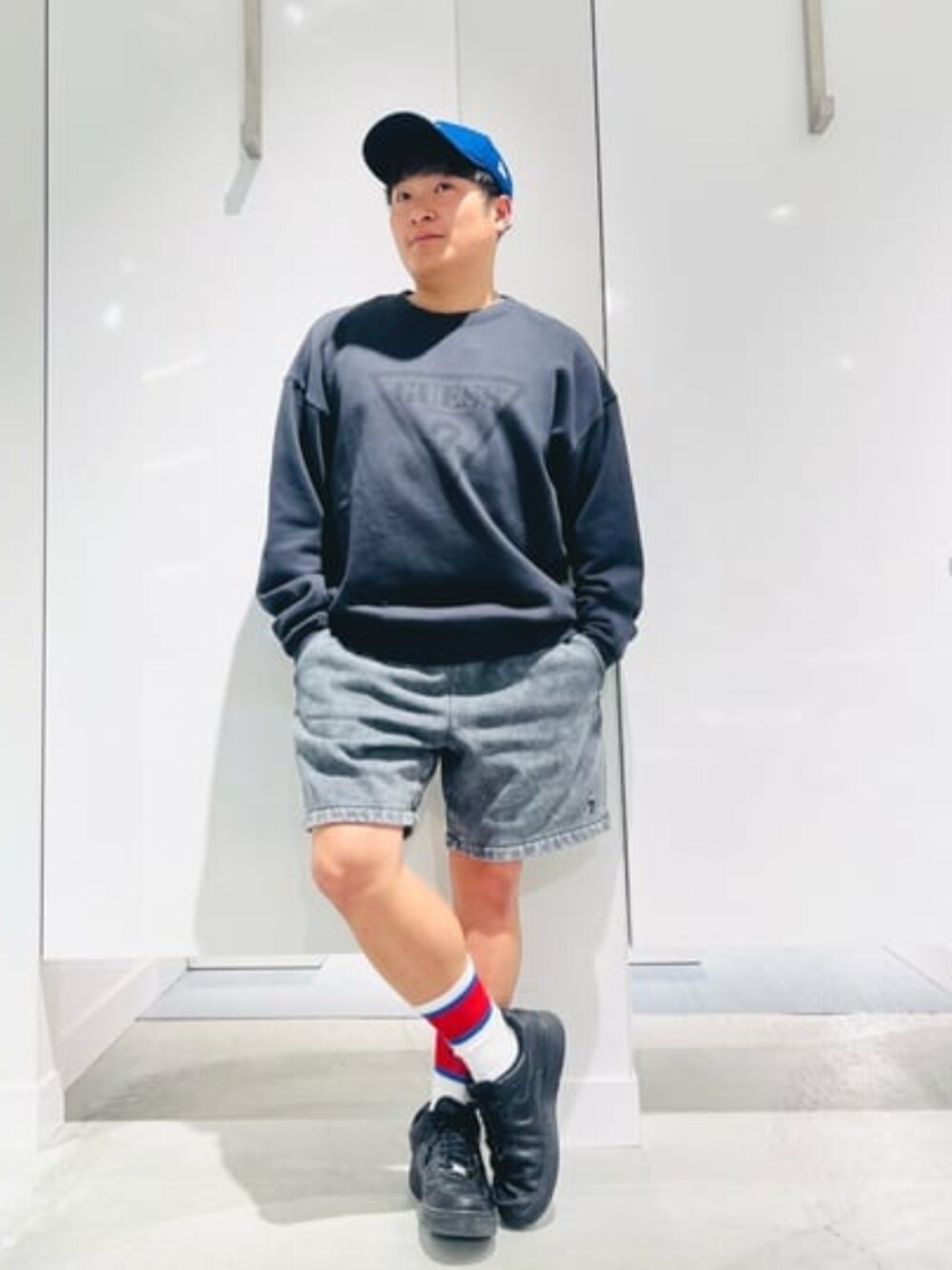 「guess、GUESS Originals、ロゴスウェット、ハーフパンツ」｜「GuessのGUESS Originals Vintage Triangle Crewneck（スウェット、ブラック系）」を使った、GUESS JAPANさん（メンズ・163cm）の春コーディネートの1枚目の写真