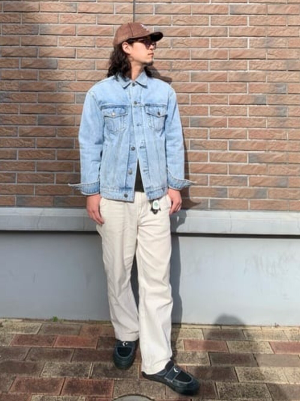 ブルー系のデニムジャケット、ホワイト系のデニムパンツを着用したメンズの春コーディネートの1枚目の写真