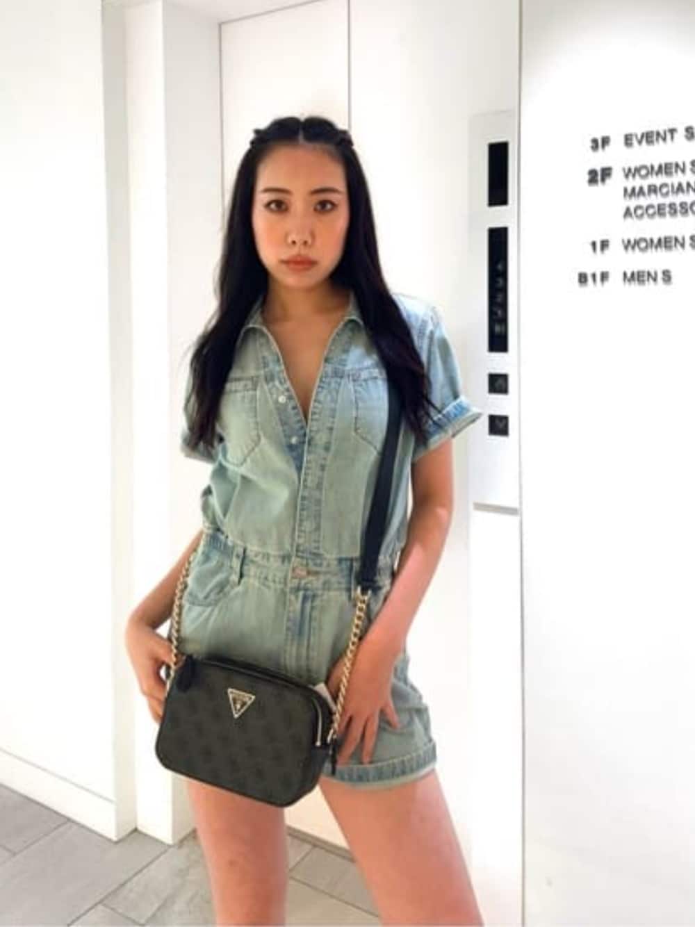 「夏コーデ、夏服、デニム、オールインワン、guess」｜「GuessのDenim Overall Pants（サロペット/オーバーオール、ブルー系）」を使った、GUESS JAPANさん（レディース・160cm）の夏コーディネートの1枚目の写真