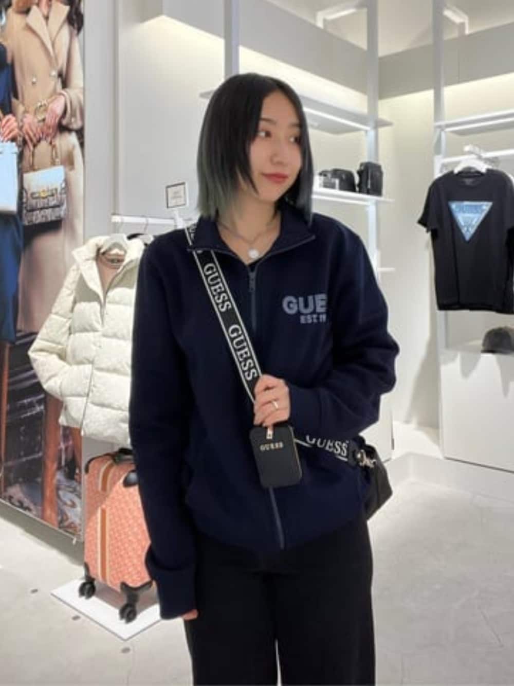 「guess、GUESS、ジップアップ、スウェット、ハンドバッグ、ショルダーバッグ」｜「GuessのLATONA Mini Tote（トートバッグ、ブラック系）」を使った、GUESS JAPANさん（レディース・162cm）の冬コーディネートの1枚目の写真