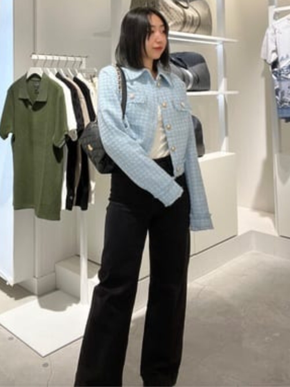 「guess、GUESS、ツイード、ツイードジャケット、春コーデ、春、春アウター、ワイドパンツ、大人カジュアル、大人カジュアルコーデ、きれいめカジュアル、キレイめ」｜「GuessのDAKOTA Seamless デニムパンツ ジーンズ レディース（デニムパンツ、ブラック系）」を使った、GUESS JAPANさん（レディース・162cm）の春コーディネートの1枚目の写真