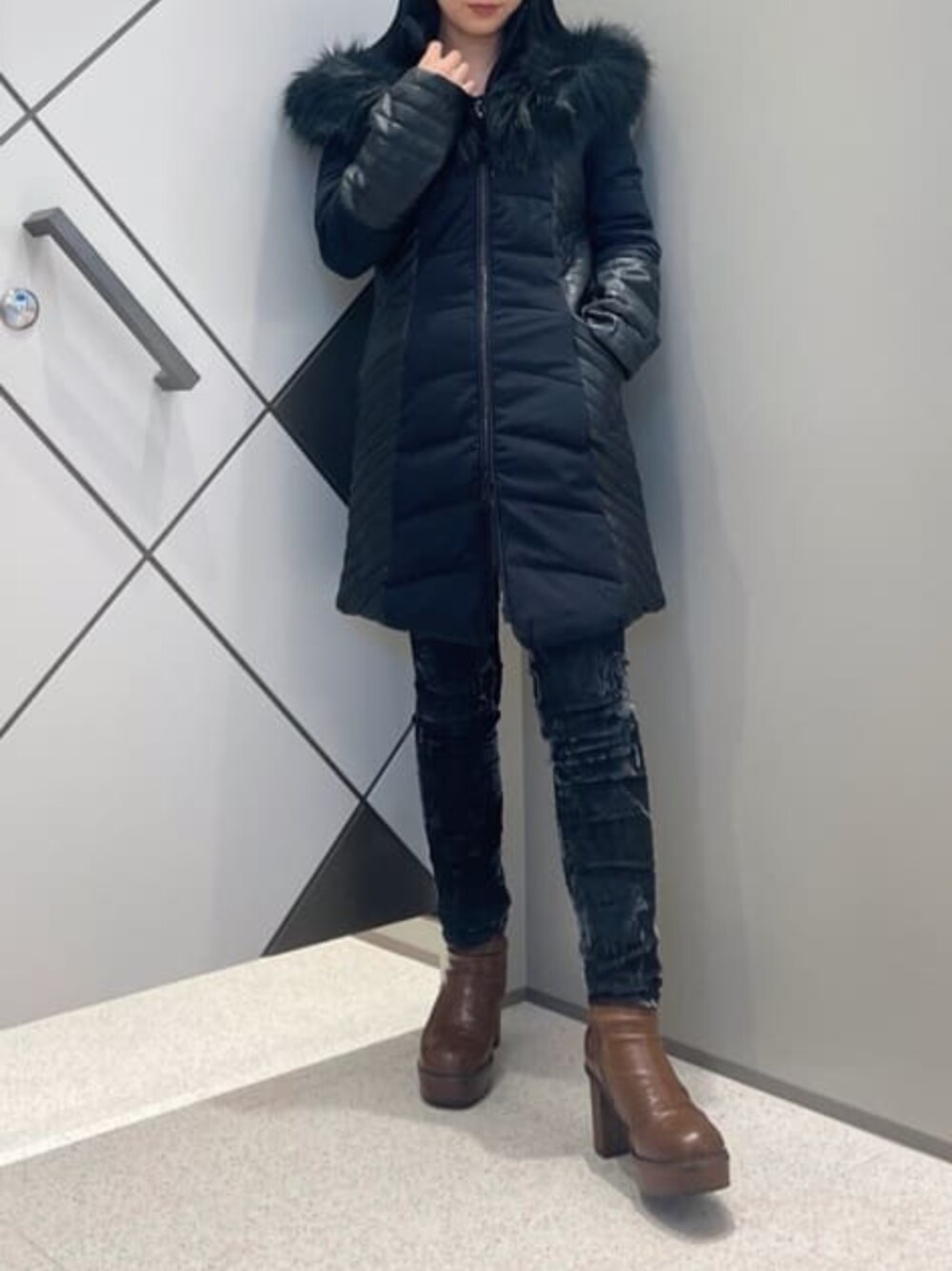 「ダウンジャケット、スタイルアップ、アウター、guess」｜「GuessのOxana Jacket（その他アウター、ブラック系）」を使った、GUESS JAPANさん（レディース・159cm）の秋コーディネートの1枚目の写真