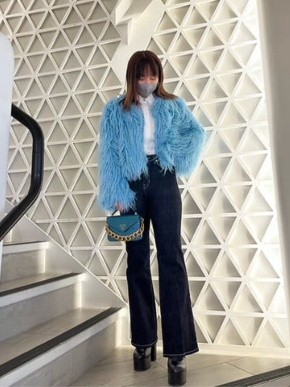 「クリスマスに着たい服、ファージャケット、ワントーンコーデ、ブルーコーデ、フレアデニム、ミニバッグ、秋冬コーデ、guess」｜「GuessのRETOUR Mini Top Handle Crossbody（ショルダーバッグ、ブルー系）」を使った、GUESS JAPANさん（レディース・162cm）の冬コーディネートの1枚目の写真
