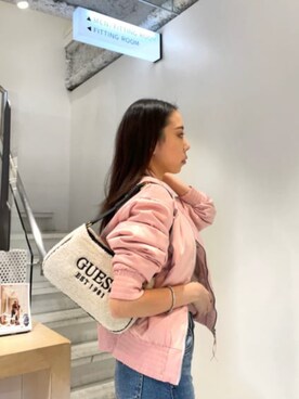 「Guess（ゲス）のアイテム（ブルゾン）」を使った、GUESS JAPANさん（レディース・160cm）の秋コーディネート