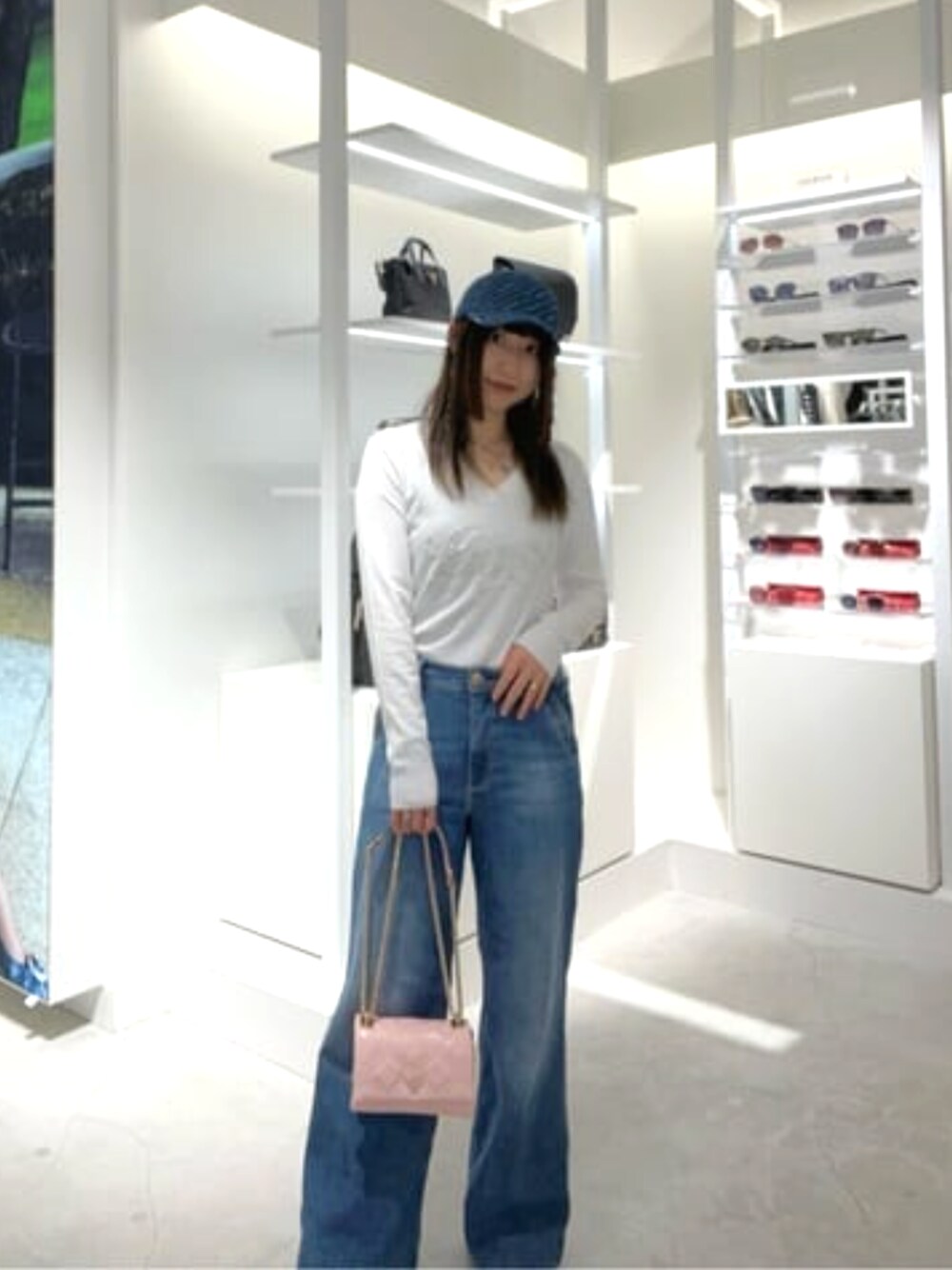 ピンク系のショルダーバッグ、ホワイト系のその他トップスを着用したレディースの春コーディネートの1枚目の写真