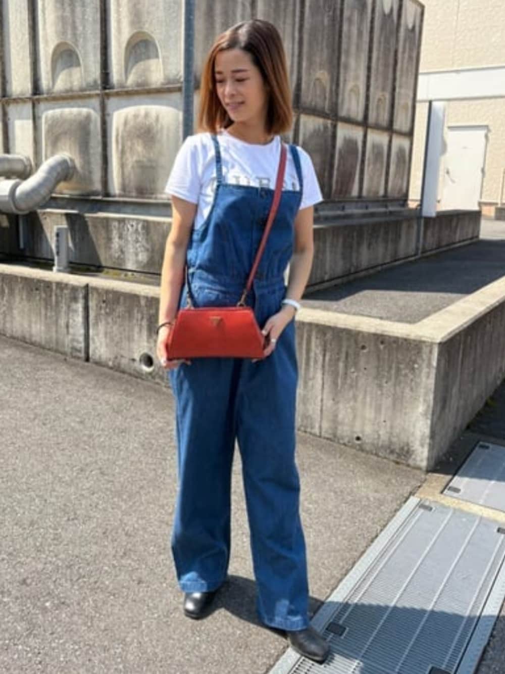 「guess、GUESS、オールインワン、オールインワンサロペット、ジャンプスーツ、デニム、春コーデ、春、春夏コーデ、カジュアル、カジュアルコーデ」｜「GuessのANNITA Crossbody Top Zip（ショルダーバッグ、レッド系）」を使った、GUESS JAPANさん（レディース・163cm）の春コーディネートの1枚目の写真