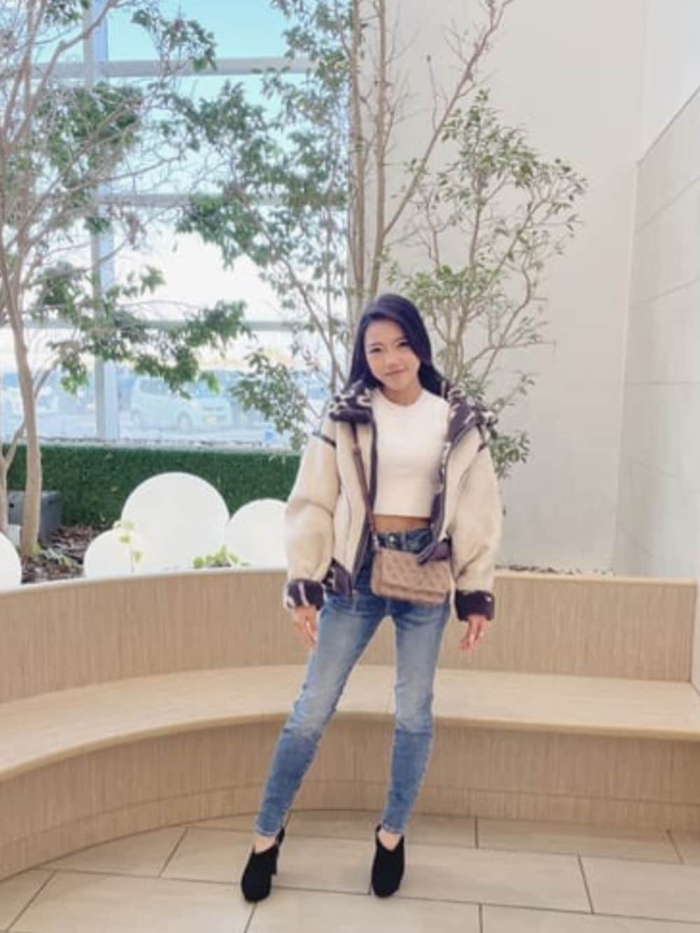 「ボアジャケット、冬コーデ、アウター、guess、ムートンジャケット、リバーシブル」｜「GuessのNOELLE Crossbodybody Flap Organizer（ショルダーバッグ、ブラウン系）」を使った、GUESS JAPANさん（レディース・157cm）の秋コーディネートの1枚目の写真