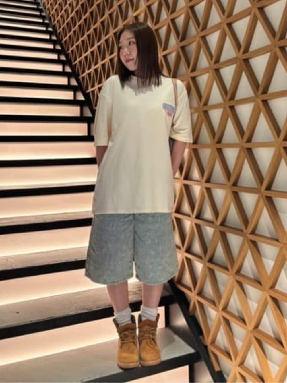 「guess、GUESS、GUESS Originals、ハーフパンツ、オーバーサイズ、ゆるだぼ、ストリートカジュアル、夏コーデ、夏、ロゴT、大人カジュアル、カジュアル」｜「GuessのGUESS Originals American Classic Tee 半袖Tシャツ（Tシャツ/カットソー、ホワイト系）」を使った、GUESS JAPANさん（レディース・155cm）の春コーディネートの1枚目の写真