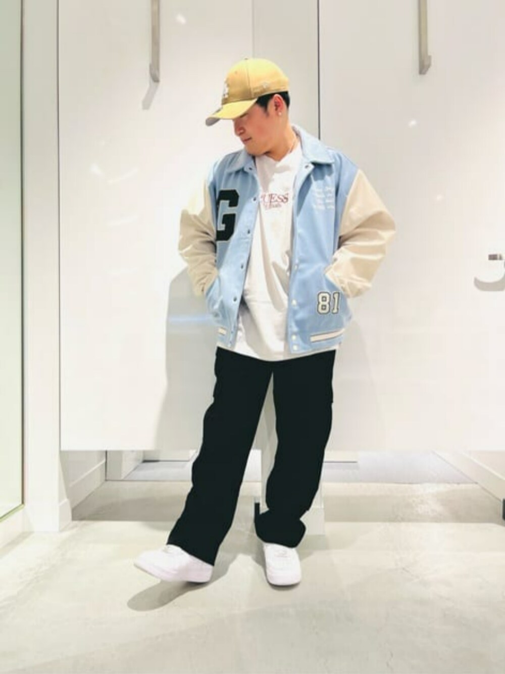 「GUESS Originals、ヘリテージ、コットン、ワンポイント、デイリーコーデ、ブルゾン、guess」｜「GuessのGUESS Originals Letterman Jacket（スタジャン、ブルー系）」を使った、GUESS JAPANさん（メンズ・163cm）の夏コーディネートの1枚目の写真