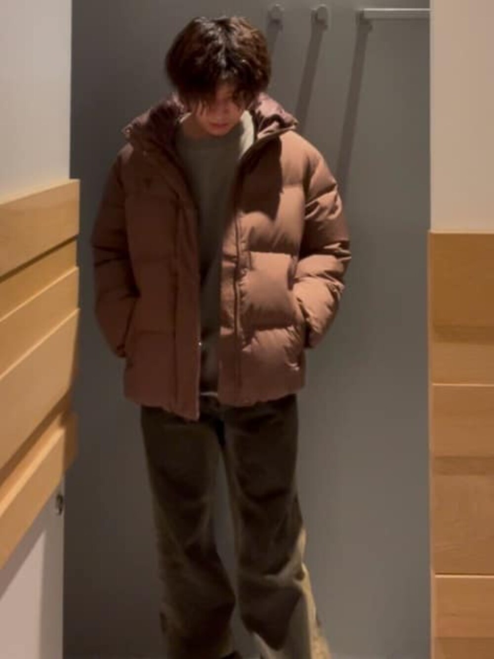 「guess、GUESS、ダウンジャケット、ダウン、ルーズシルエット、冬コーデ、メンズファッション、メンズコーデ」｜「GuessのGUESS Originals Layered Crewneck Tシャツ カットソー（Tシャツ/カットソー、グリーン系）」を使った、GUESS JAPANさん（メンズ・168cm）の冬コーディネートの1枚目の写真