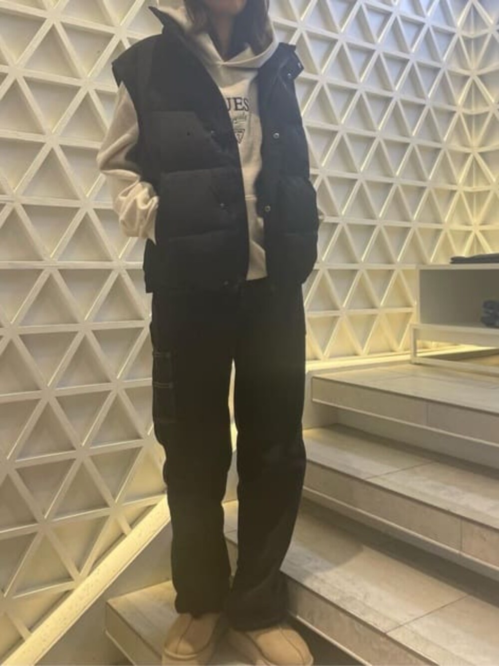 ベージュ系のパーカー、ブラック系のブルゾンを着用したレディースの秋コーディネートの1枚目の写真