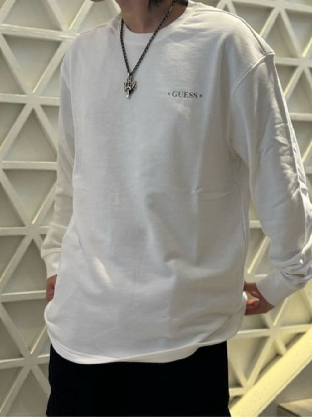 「guess、ロンT、春コーデ」｜「GuessのMEN'S L/Slv Sweatshirt（その他トップス、ホワイト系）」を使った、GUESS JAPANさん（メンズ・164cm）の春コーディネートの1枚目の写真