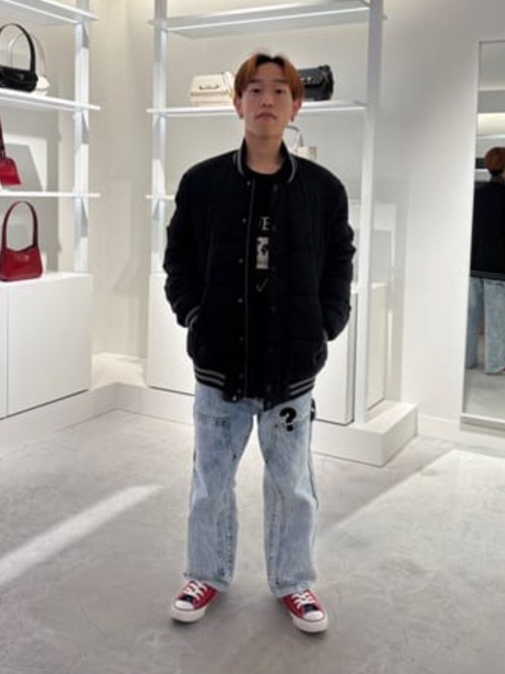 「guess、GUESS、大人カジュアル、パッファー、パッファージャケット、カジュアル、カジュアルコーデ」｜「GuessのBRANDED Puffa Bomber ボンバージャケット（スタジャン、ブラック系）」を使った、GUESS JAPANさん（メンズ・158cm）の冬コーディネートの1枚目の写真