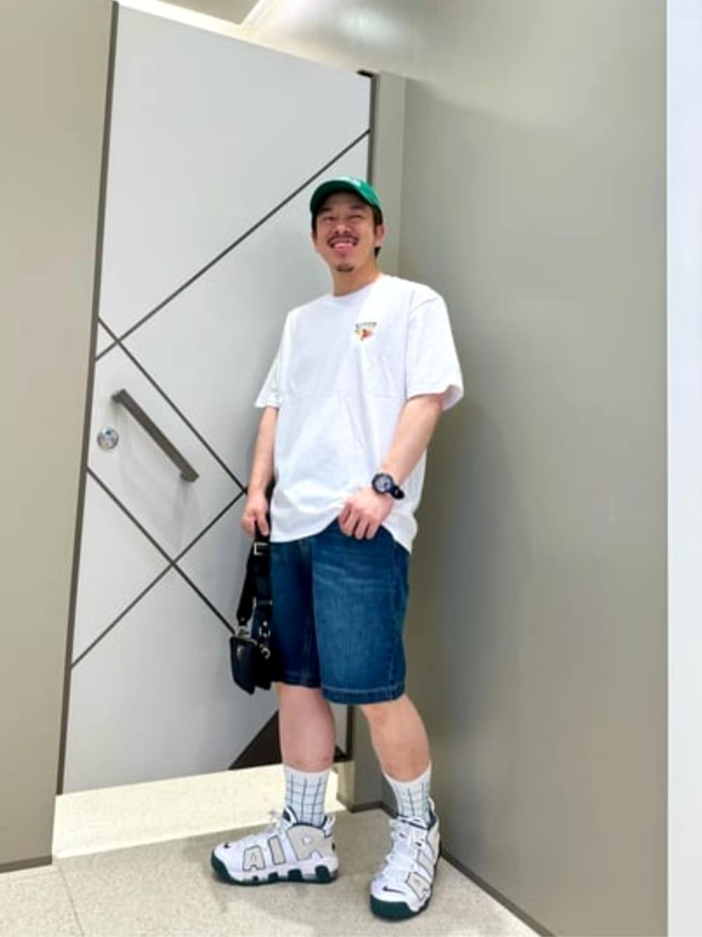 「GUESS、GUESS WACTH、メンズファッション、カジュアル、ロゴT」｜「GuessのUNI S/Slv Tee Shirt 半袖 Tシャツ（Tシャツ/カットソー、ホワイト系）」を使った、GUESS JAPANさん（メンズ・167cm）の春コーディネートの1枚目の写真