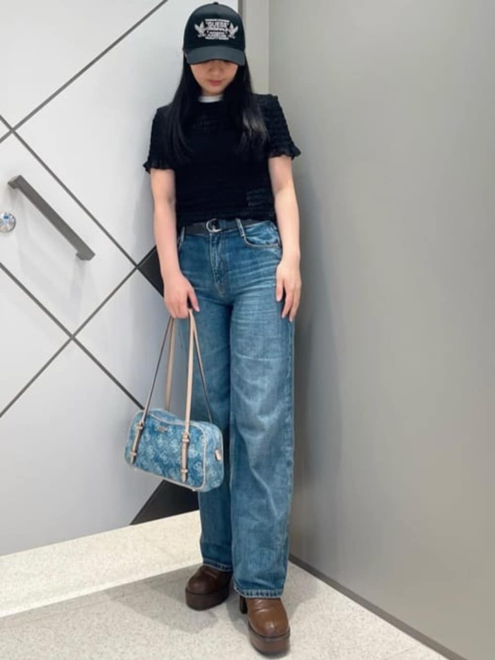 「GUESS、guess、デニム、デニムパンツ、デニムバッグ、夏コーデ、夏、カジュアル、カジュアルコーデ、ワイドデニム、シンプルコーデ、シンプル、ストリートMIX、ストリートカジュアル、ラフスタイル」｜「GuessのCLAIR Pant デニムパンツ レディース（デニムパンツ、ブルー系）」を使った、GUESS JAPANさん（レディース・159cm）の春コーディネートの1枚目の写真