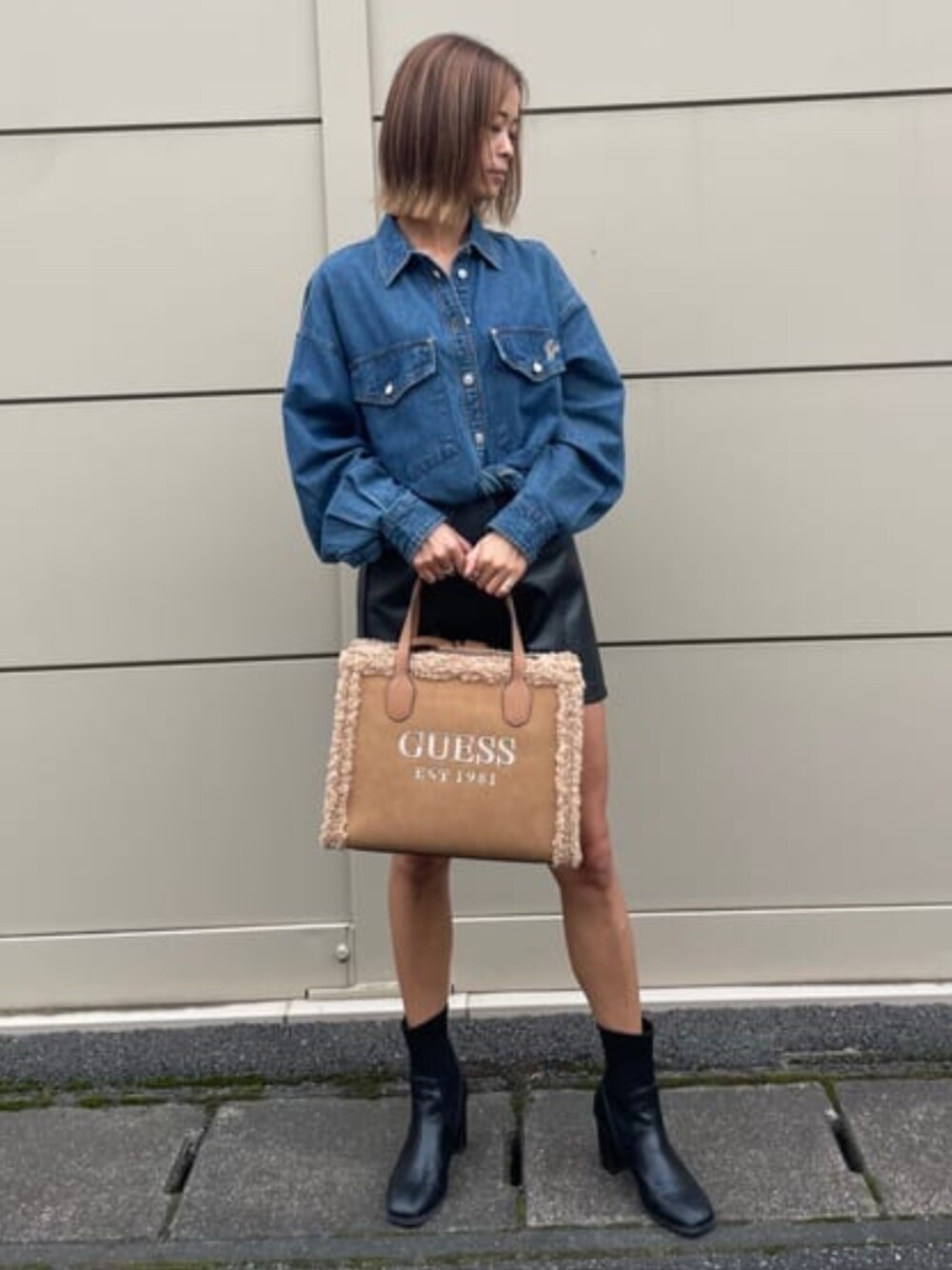 「guess、GUESS、デニムシャツ、秋コーデ、秋冬コーデ、カジュアル、カジュアルコーデ」｜「GuessのLara Denim Shirt（シャツ/ブラウス、ブルー系）」を使った、GUESS JAPANさん（レディース・163cm）の冬コーディネートの1枚目の写真