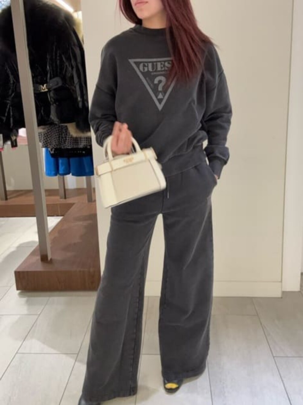 「guess、GUESS、GUESS Originals、セットアップ、セットアップスタイル、スウェット、スウェットパンツ、スウェットコーデ、ゆったり、ゆったりコーデ、春コーデ、春」｜「GuessのGUESS Originals Vintage Triangle Sweatshirt スウェット レディース（スウェット、ブラック系）」を使った、GUESS JAPANさん（レディース・161cm）の春コーディネートの1枚目の写真