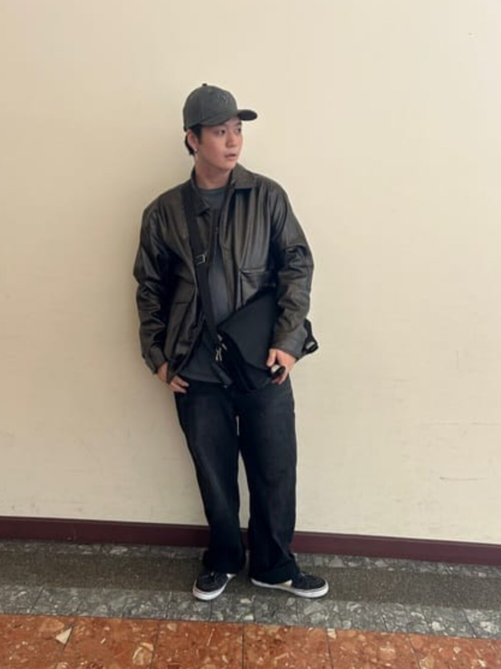 「guess、GUESS、メンズコーデ、ブラック、ブラックコーデ」｜「GuessのVEZZOLA Baseball Cap（キャップ、グレー系）」を使った、GUESS JAPANさん（メンズ・178cm）の冬コーディネートの1枚目の写真
