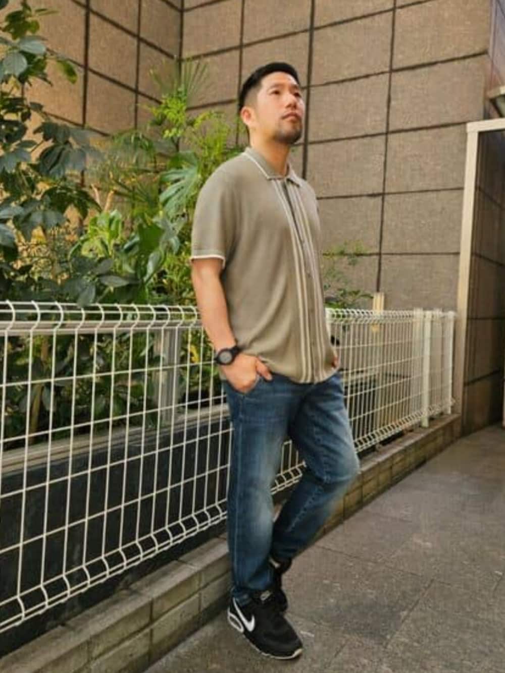 「guess、GUESS、大人カジュアル、大人カジュアルコーデ、デニム、デニムパンツ、ニット、ニットシャツ、春コーデ、春、春夏コーデ、夏コーデ」｜「GuessのSS Tyler Stripe Sweater Polo 半袖シャツ（シャツ/ブラウス、グリーン系）」を使った、GUESS JAPANさん（メンズ・170cm）の春コーディネートの1枚目の写真