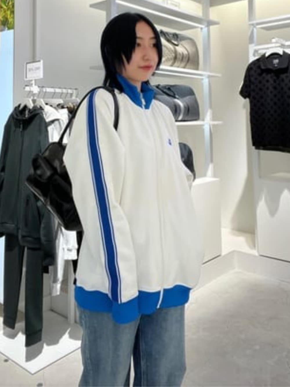 「guess、GUESS、春コーデ、春、春アウター、ジップアップ、ジップアップスウェット、スポーツミックス、スポーティ、カジュアル、カジュアルコーデ」｜「GuessのWALDENA Shoulder Satchel ショルダーバッグ サッチェル（ショルダーバッグ、ブラック系）」を使った、GUESS JAPANさん（レディース・162cm）の春コーディネートの1枚目の写真