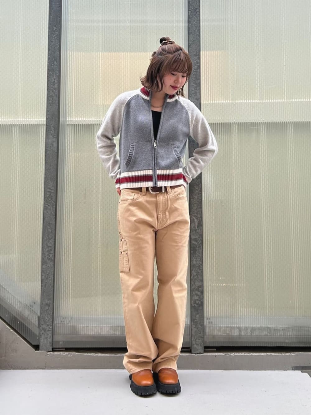 ベージュ系のカーゴパンツ、グレー系のカーディガン/ボレロを着用したレディースの秋コーディネートの1枚目の写真