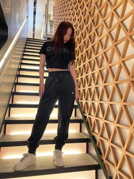 「Guess（ゲス）のアイテム（スウェットパンツ）」を使った、GUESS JAPANさん（レディース・155cm）の秋コーディネート