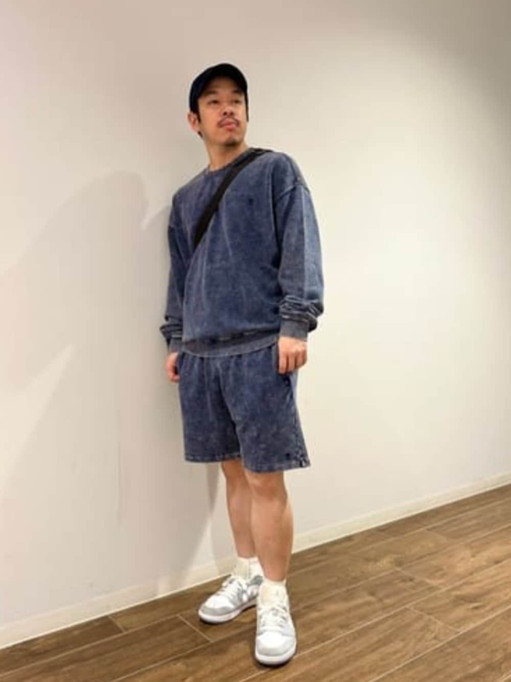 「guess、GUESS、セットアップ、セットアップスタイル、ハーフパンツ、ハーフパンツコーデ」｜「GuessのROMA Flap Messenger クロスボディバッグ（ショルダーバッグ、ブラック系）」を使った、GUESS JAPANさん（メンズ・167cm）の冬コーディネートの1枚目の写真