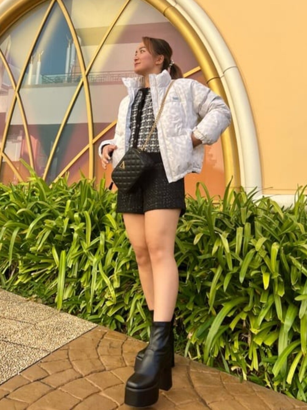 「guess、ダウンジャケット、ツイード、冬コーデ」｜「GuessのClarissa Tweed Short（その他パンツ、ブラック系）」を使った、GUESS JAPANさん（レディース・152cm）の冬コーディネートの1枚目の写真