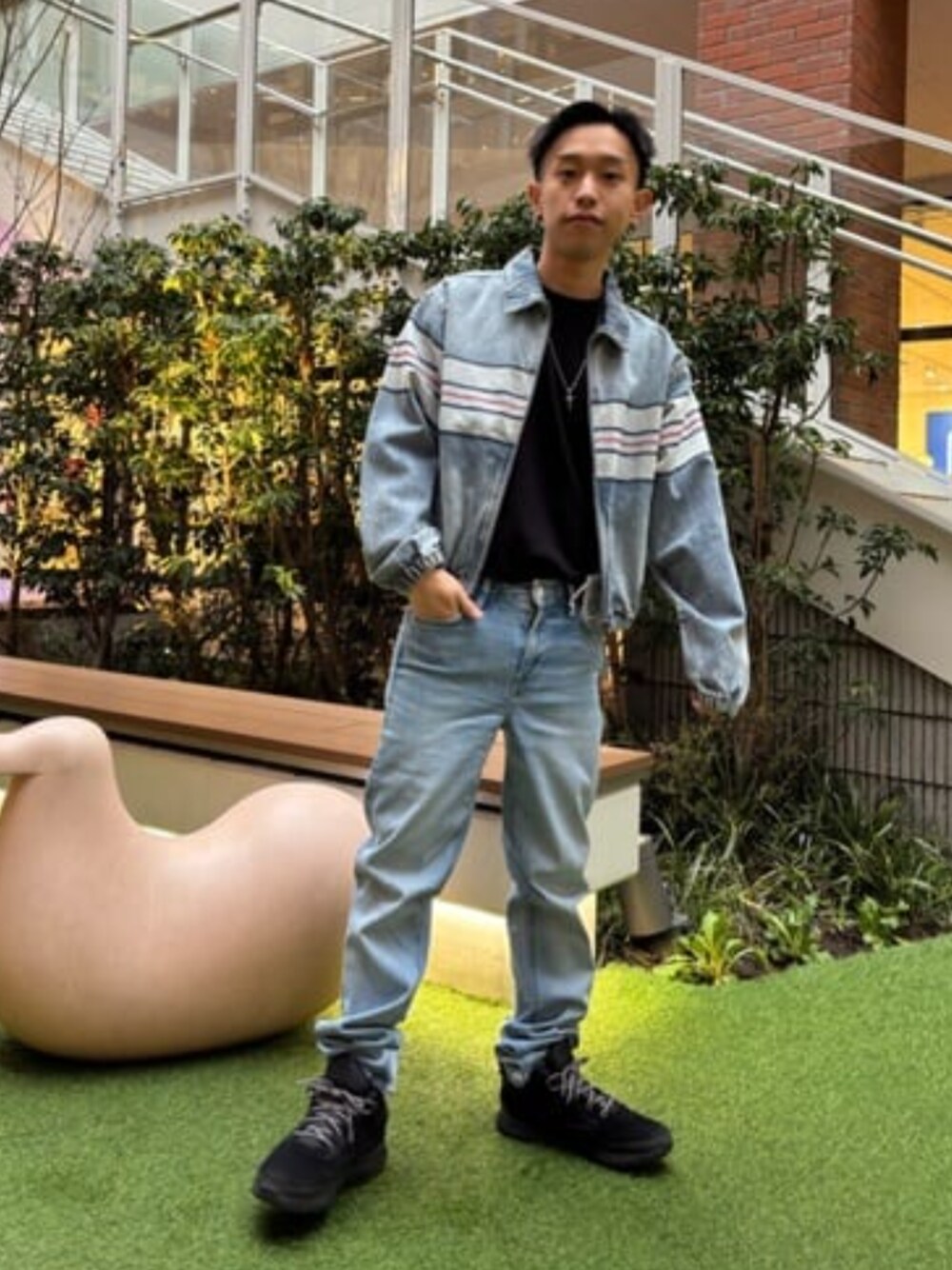 「guess、GUESS、デニム、デニムパンツ、デニムジャケット、デニムオンデニム、春コーデ、春、カジュアル、カジュアルコーデ」｜「Guessの1981 Straight Denim Pants（デニムパンツ、ブルー系）」を使った、GUESS JAPANさん（メンズ・158cm）の春コーディネートの1枚目の写真